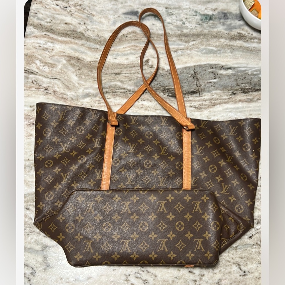 Authentic Large LV shopping Sac, great condition; comes with zippered pouch